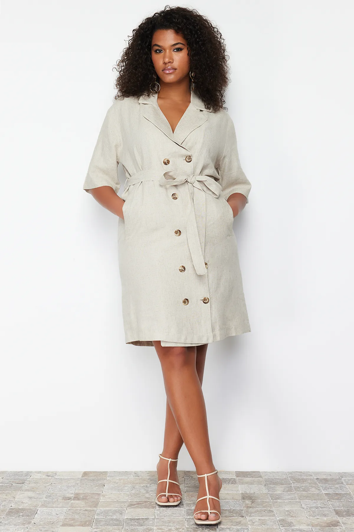 Trendyol Curve  Beigefarbenes Kleid aus gewebter Jacke mit zweireihigem Verschluss und Leinenmischung TBBSS24AH00068