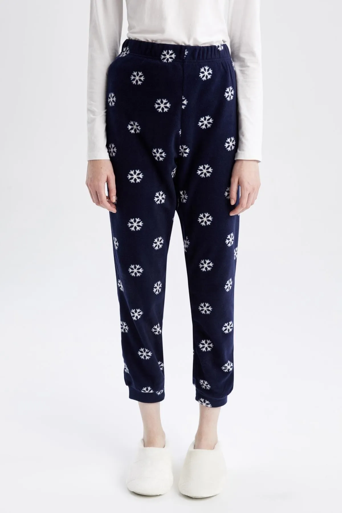 DeFacto  Fall In Love Fleece-Pyjamahose mit normaler Passform, weihnachtlichem Schneeflockenmuster