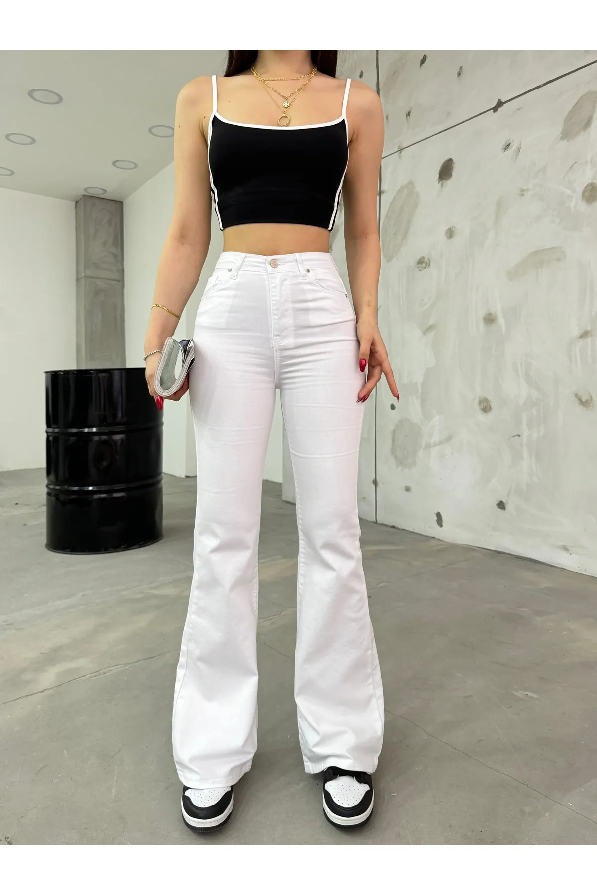 BİKELİFE  Weiße, flexible Lycra-Hose mit ausgestelltem Bein für Damen