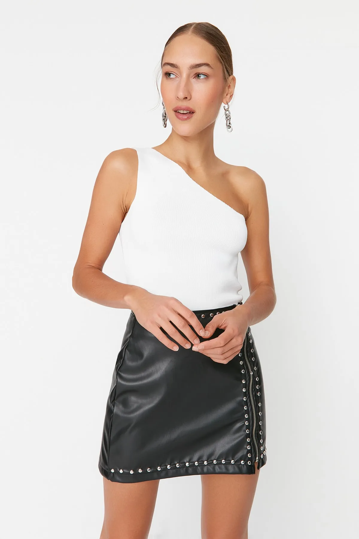 Trendyol Collection  Schwarzer Mini-A-Linien-Rock aus gewebtem Trock-Kunstleder TWOAW23ET00251