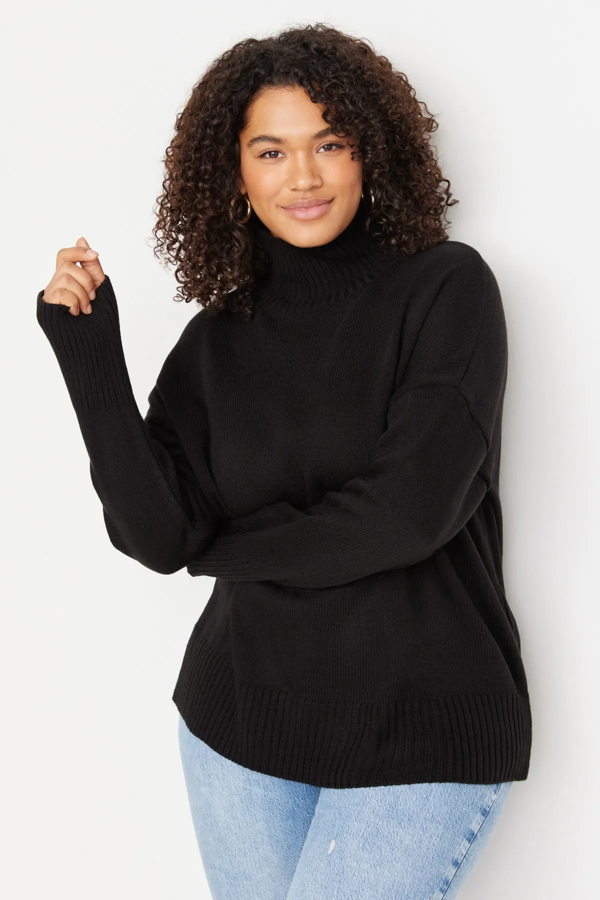 Trendyol Curve  Schwarzer, schulterfreier Strickpullover mit Rollkragen
