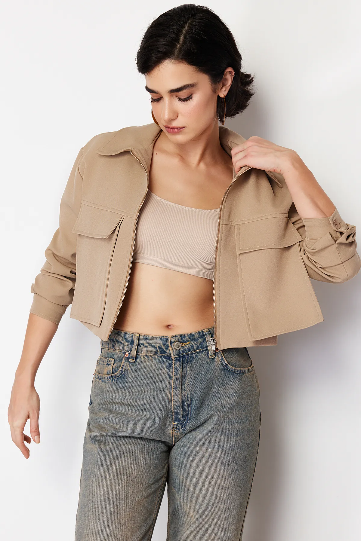 Trendyol Collection  Nerzfarbene Utility-Crop-Webjacke mit Taschendetails TWOSS24CE00031