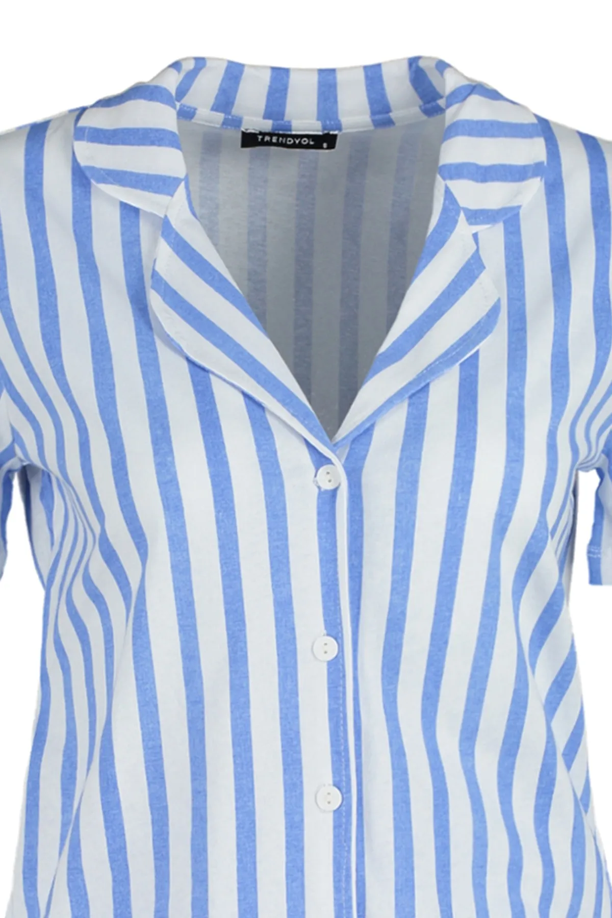 Trendyol Collection  Blaues Pyjama-Set aus gestreiftem Hemd und Shorts aus 100 % Baumwolle THMSS23PT00020
