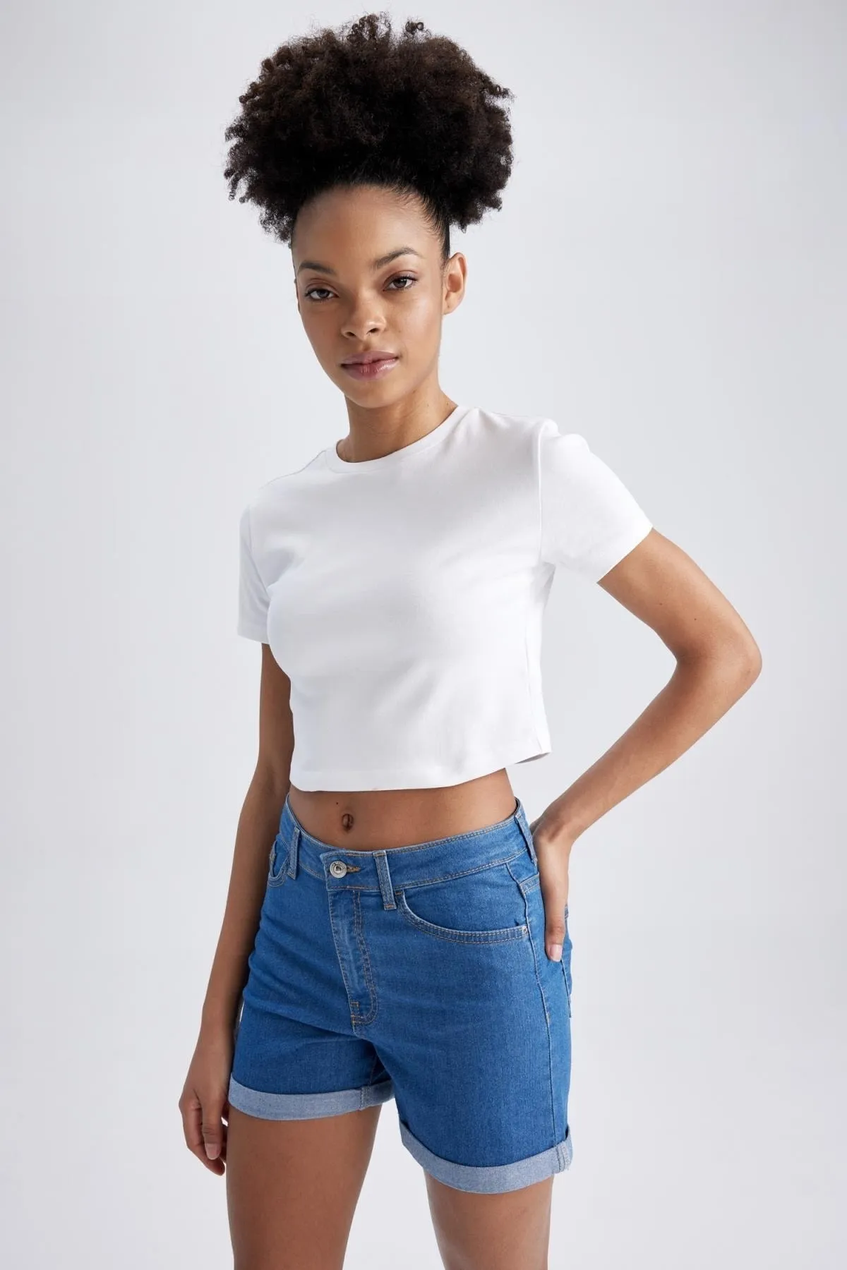 DeFacto  Jeans-Shorts mit normaler Taille und umgeschlagenem Bein A1959ax23sm