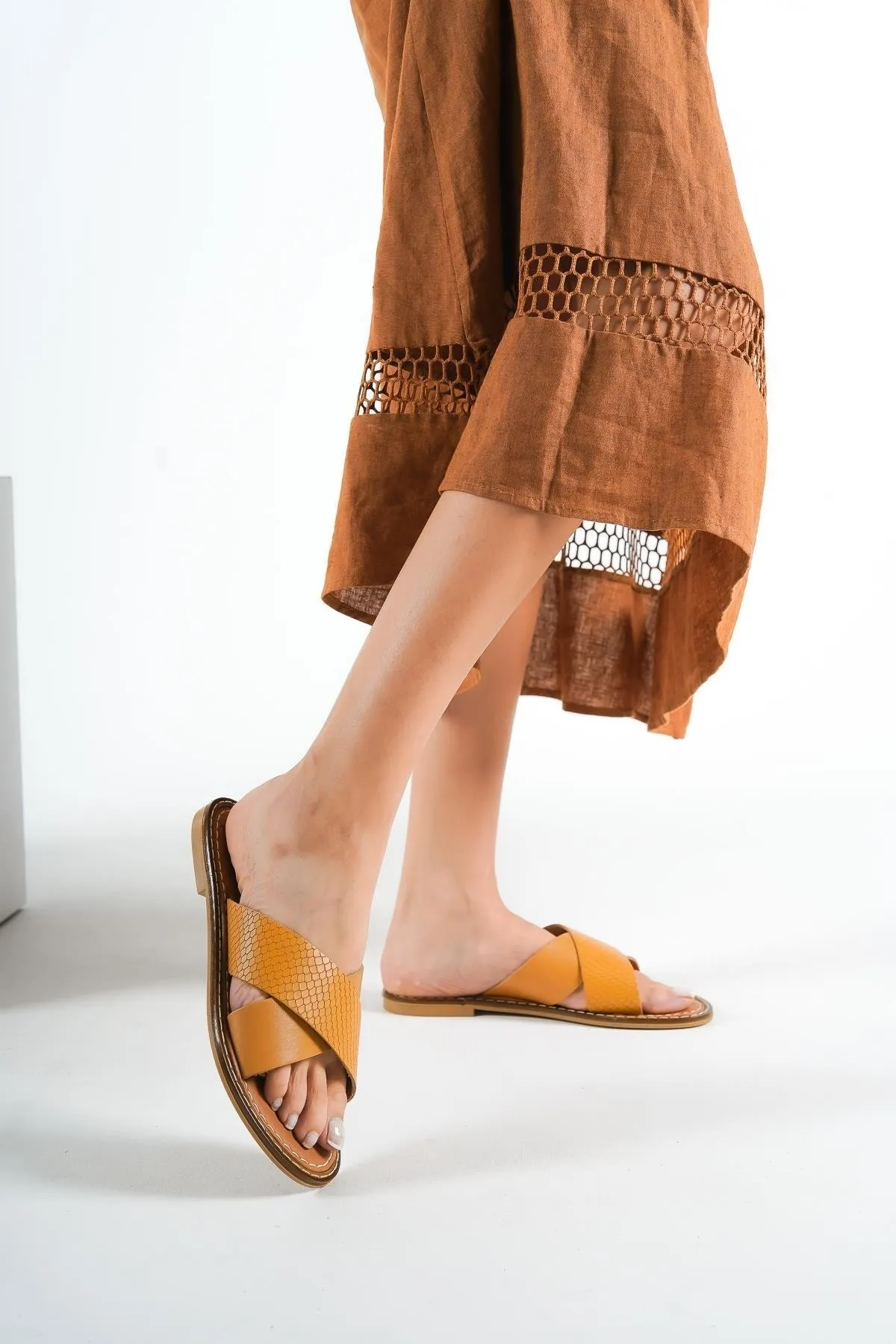 Capone Outfitters  Capone 881 Damen-Hausschuhe aus echtem Leder, Bodrum Tan