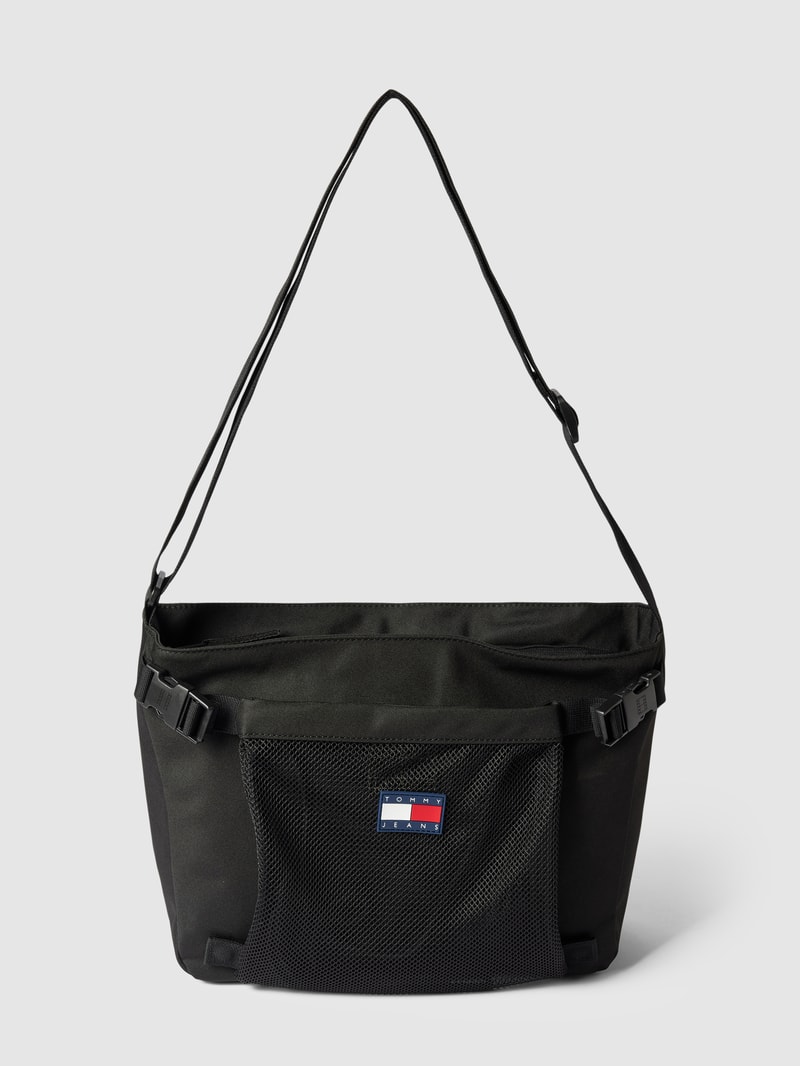 Umhängetasche mit Label-Patch in schwarz