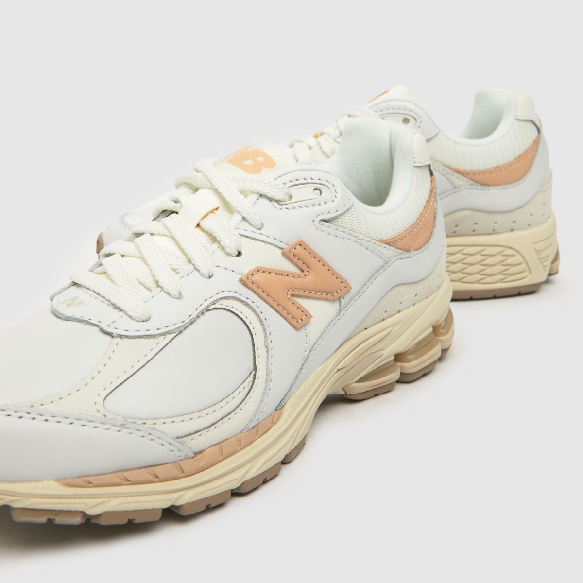 New Balance 2002r sportcipő fehér és bézs színben