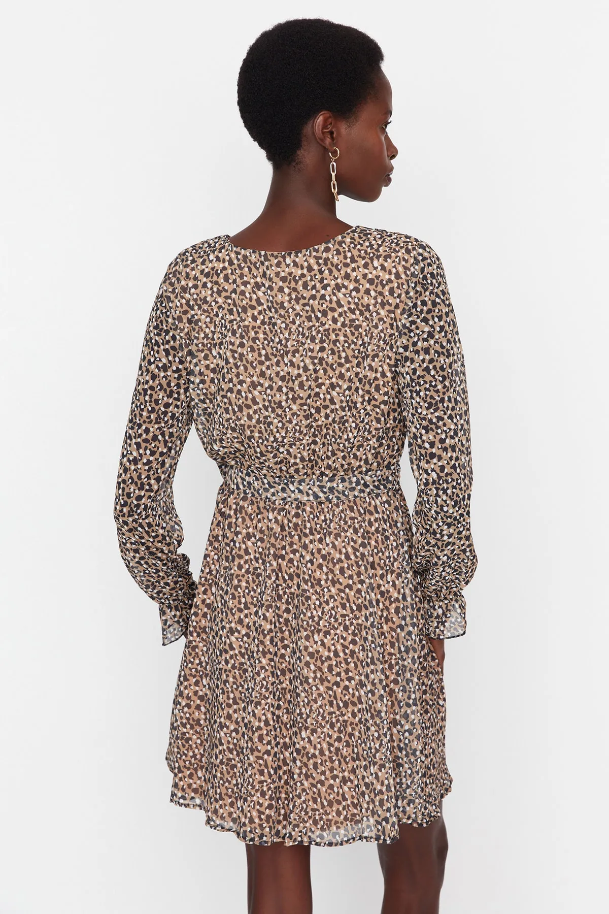 Trendyol Collection  Kamelfarbenes, zweireihiges Mini-Webkleid mit Leopardenmuster und Gürtel TWOSS20EL0626