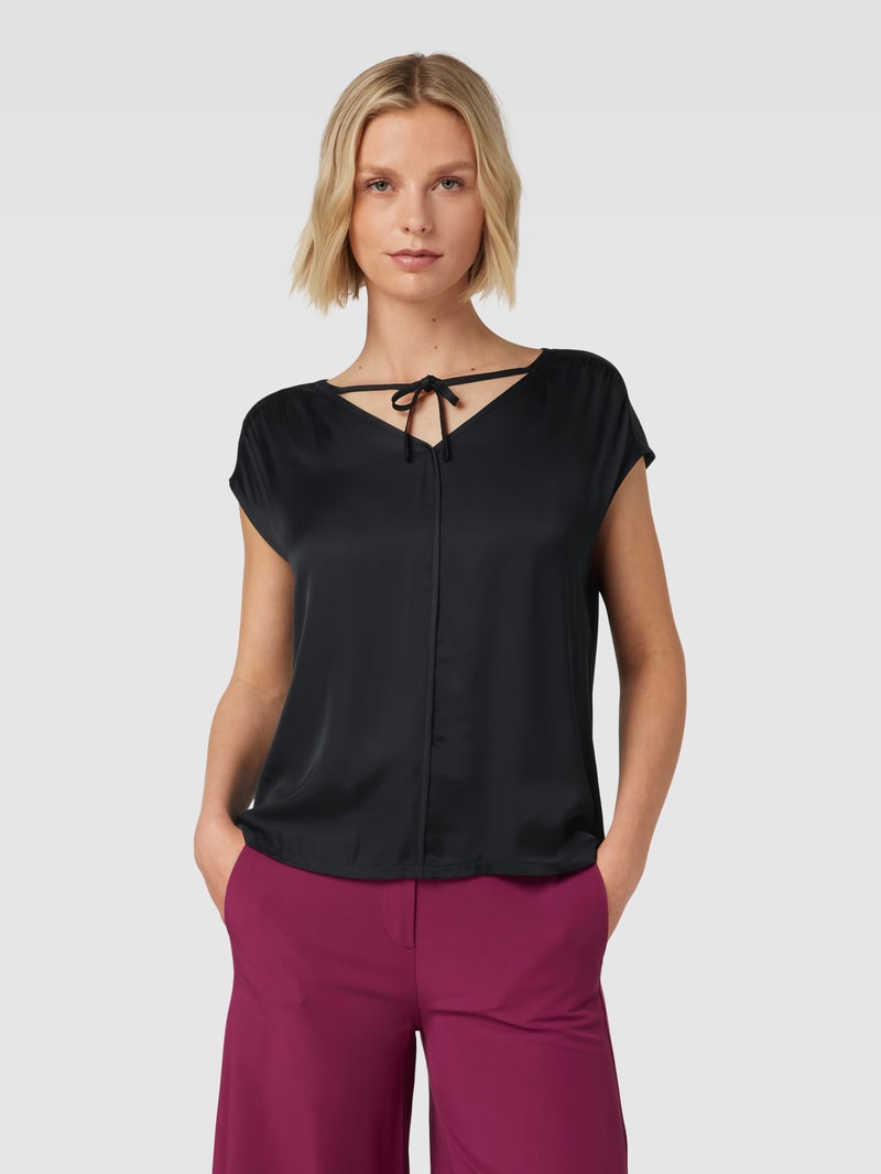 T-Shirt mit V-Ausschnitt in schwarz