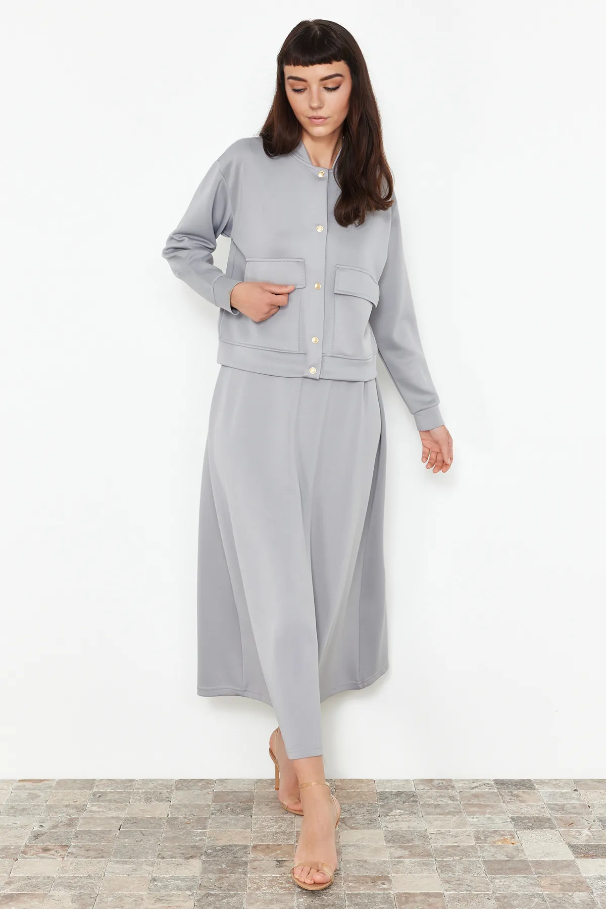 Trendyol Modest  Graues Set aus gestricktem Unterteil und Oberteil mit Bomberjacke und Rock TCTSS24US00048