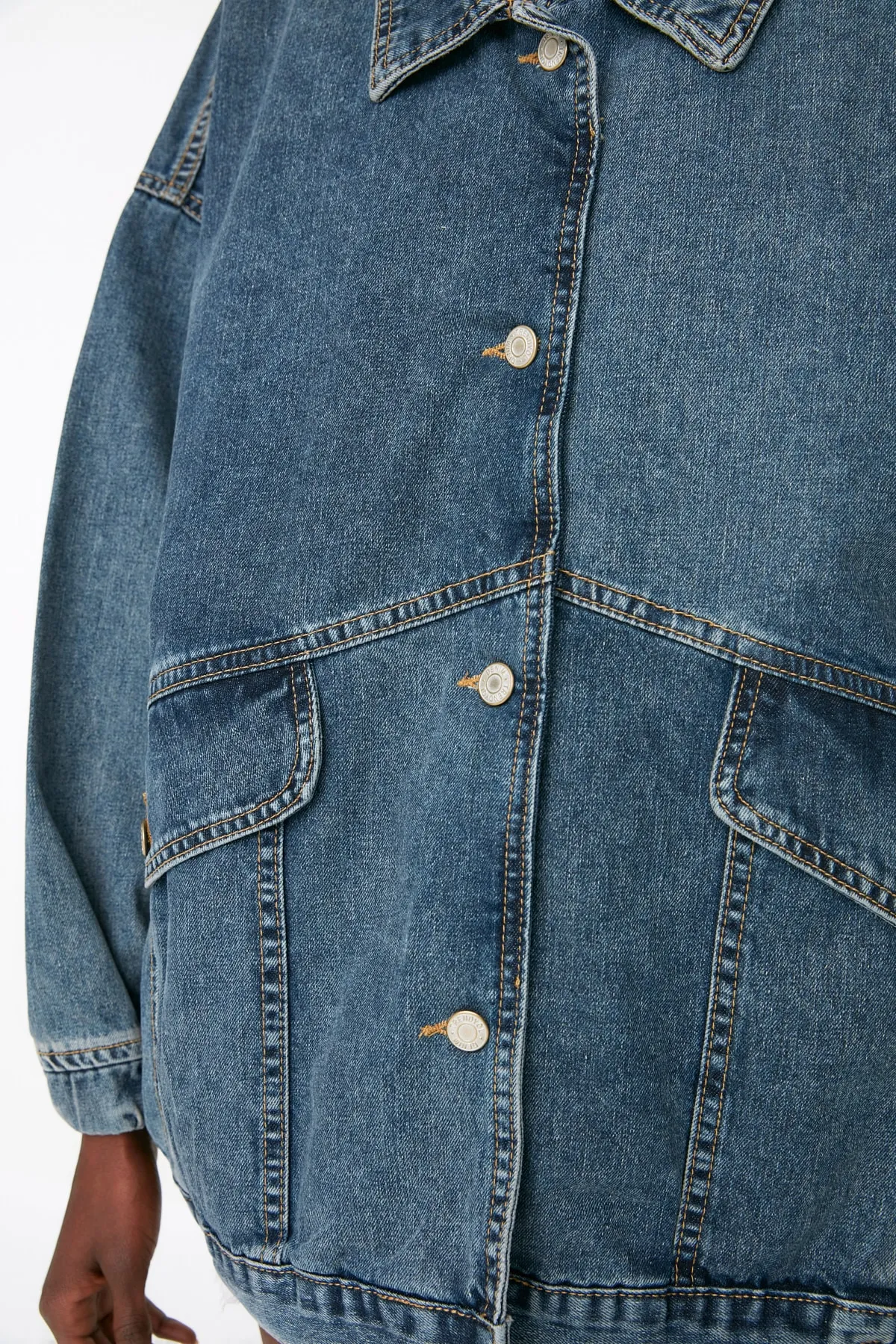 Trendyol Collection  Dunkelblaue Oversize-Jeansjacke mit Taschendetail TWOSS21CE0289
