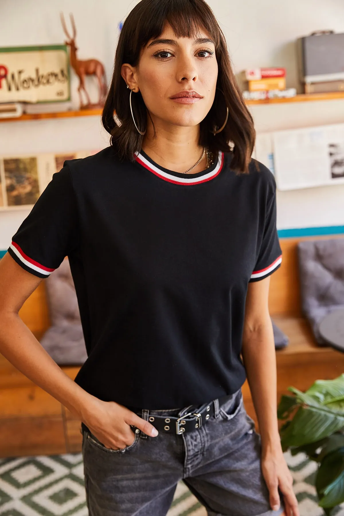 Olalook  Schwarzes Damen-T-Shirt mit Ärmeln und Kragen TSH-19000562