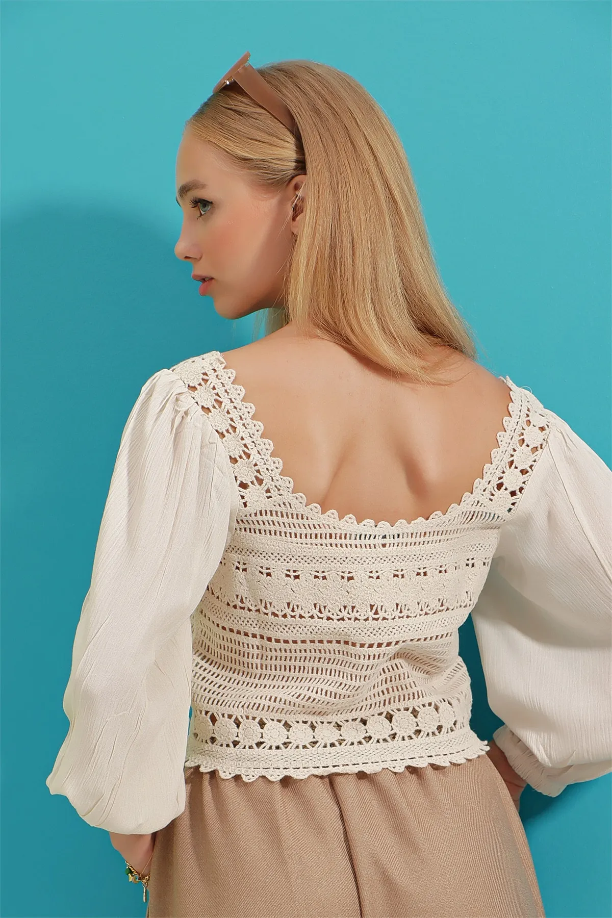 Trend Alaçatı Stili  Damen-Häkelbluse in Ecru mit ovalem Kragen und Schnürung vorne aus Leinen mit Blockmuster ALC-X9196