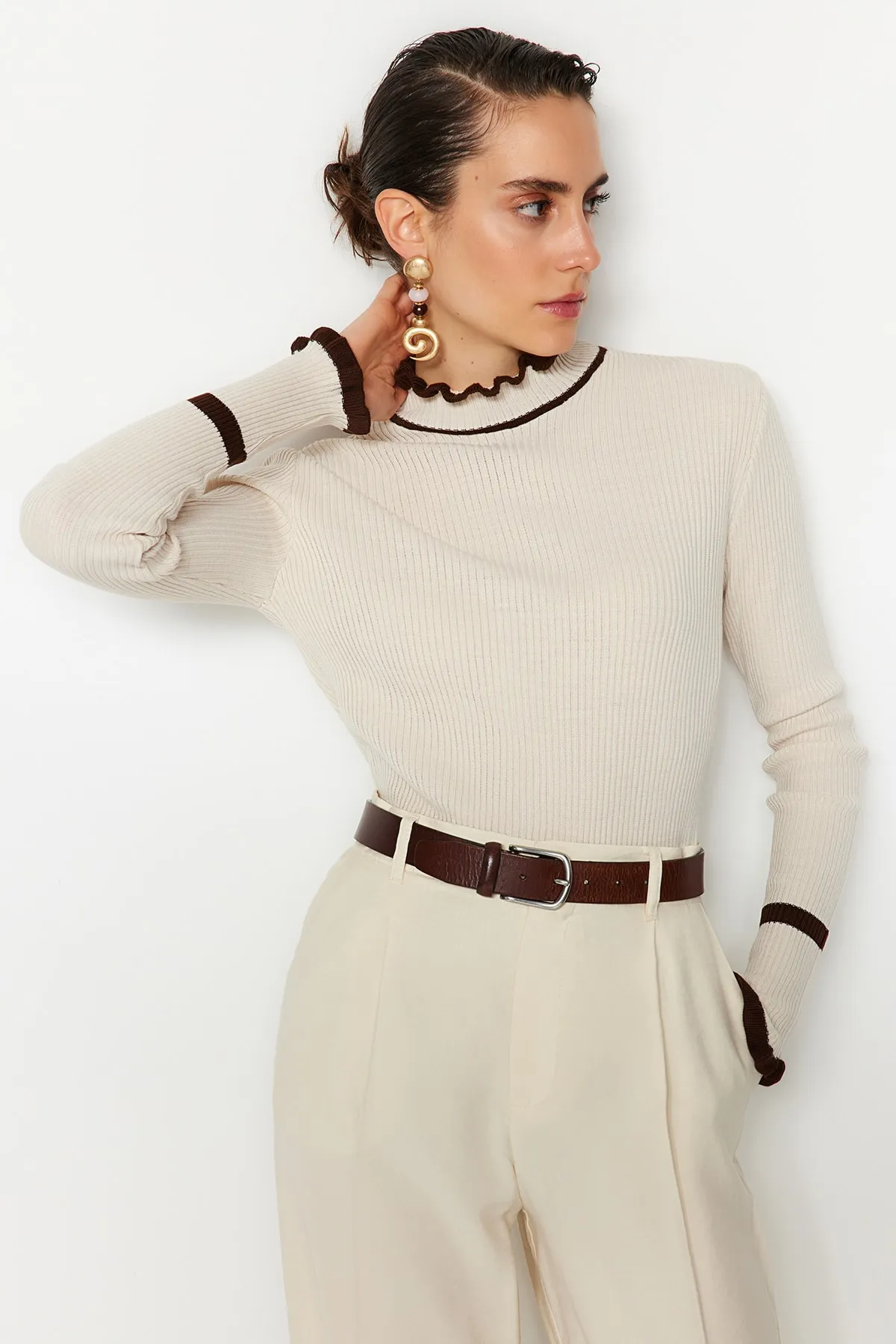 Trendyol Collection  Strickpullover mit Blockfarben in Stein TWOAW22KZ1250