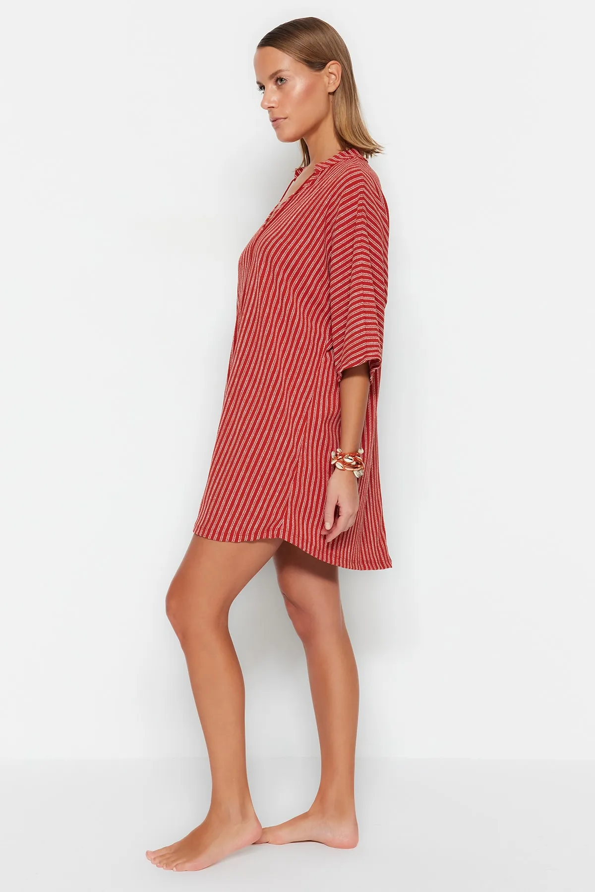 Trendyol Collection  Braun gestreiftes, weit geschnittenes Mini-Strandkleid aus Strick mit Krawatte TBESS23EL00080