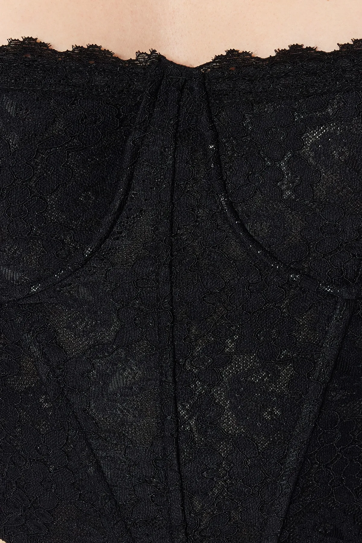 Trendyol Collection  Schwarzes, bauchfreies, gefüttertes Korsett mit detailliertem Spitzen-Bustier TPRAW23BS00062