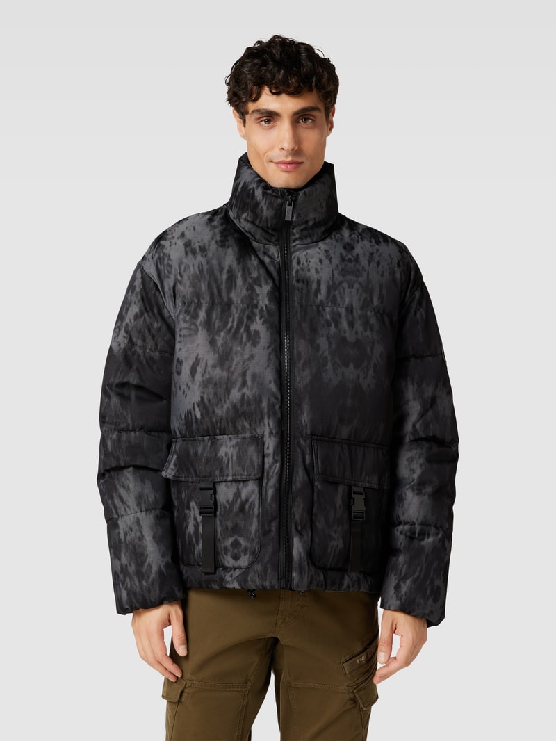 Steppjacke mit Pattentaschen in schwarz