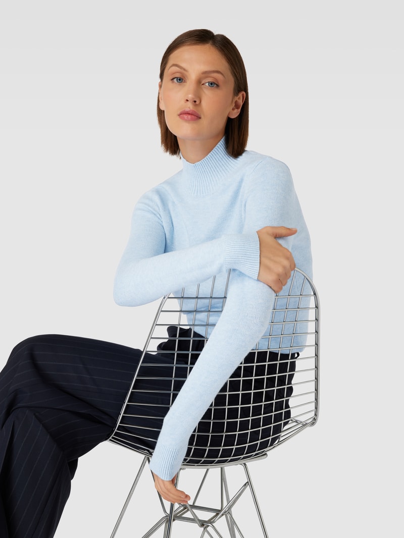 Strickpullover mit Stehkragen in hellblau meliert