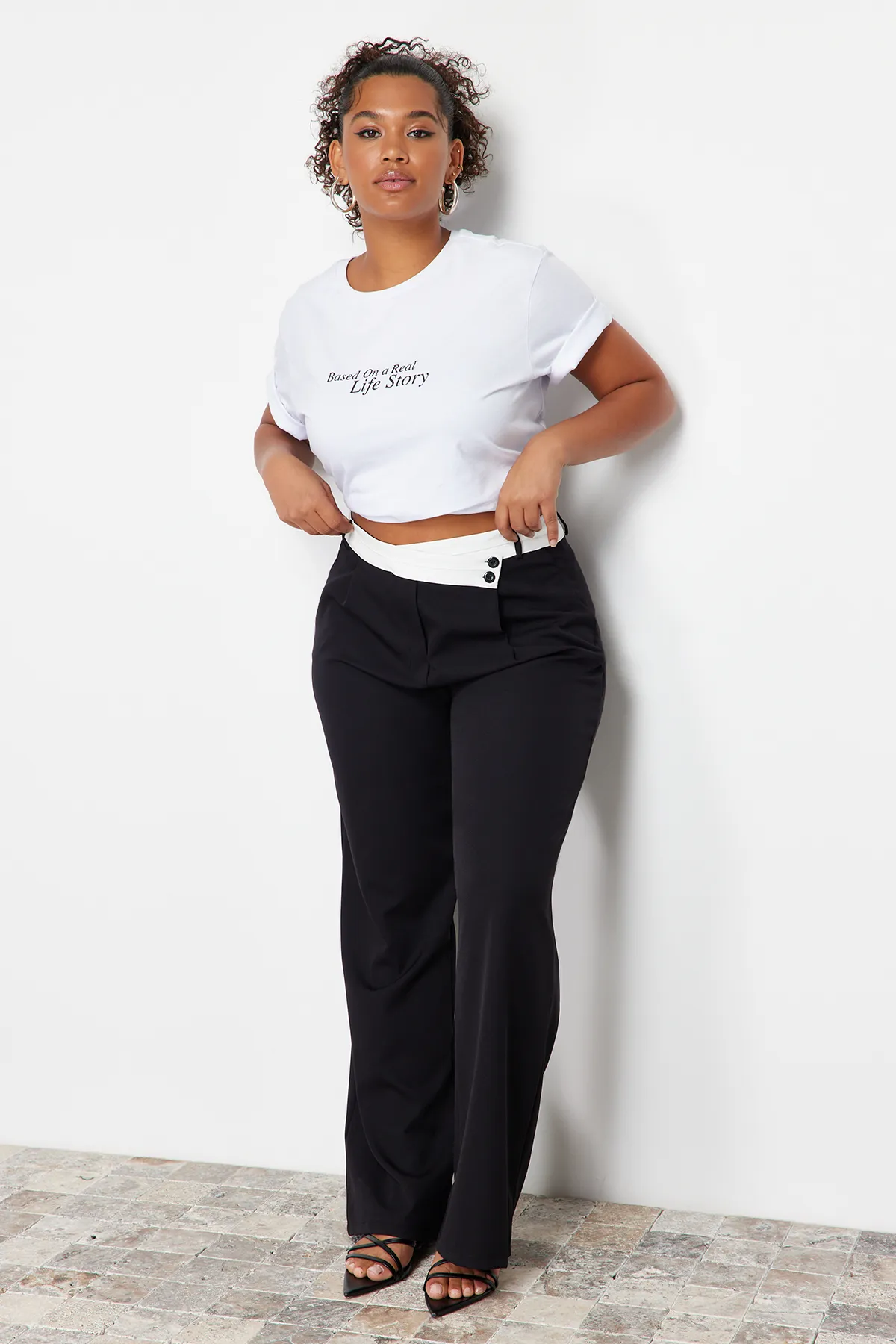 Trendyol Curve  Schwarze Webhose mit hoher Taille und weitem Bein TBBSS24AR00016