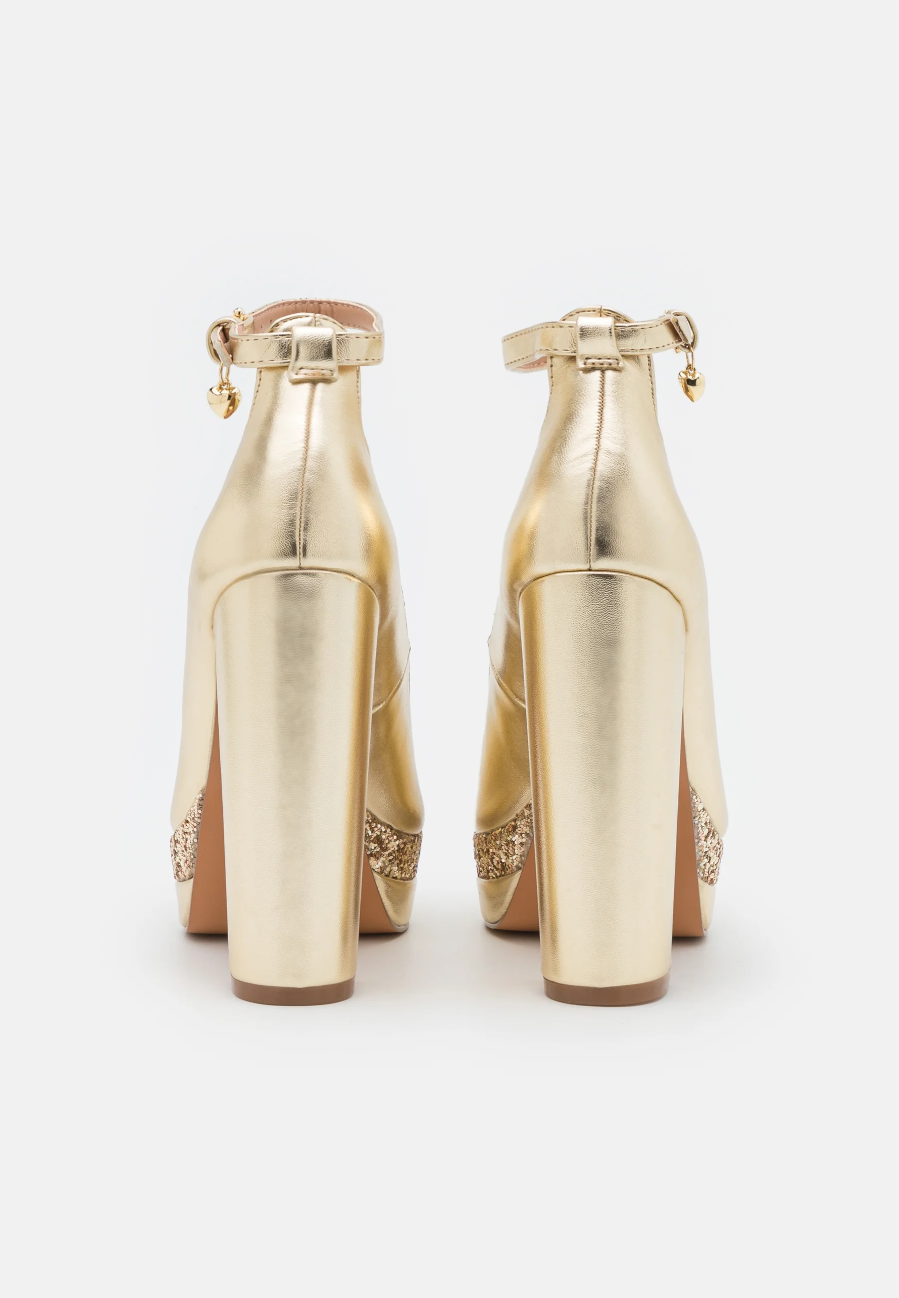 Zapatos de plataforma pares e impares