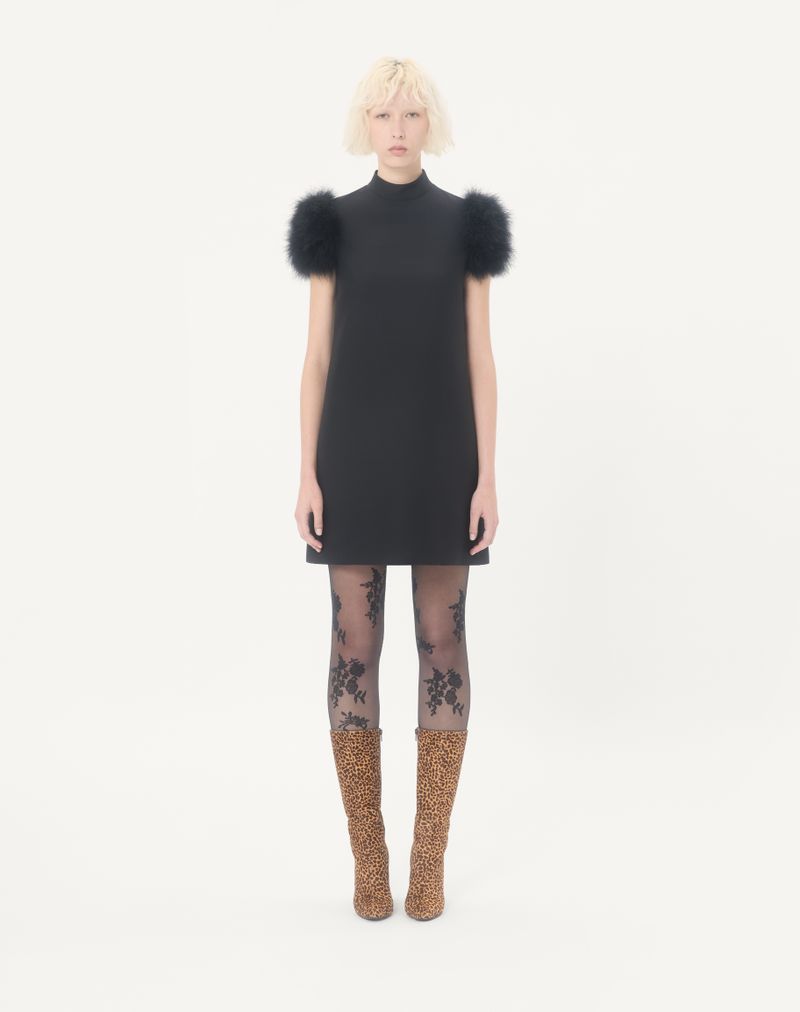 Vestido curto de crepe de alta costura com penas