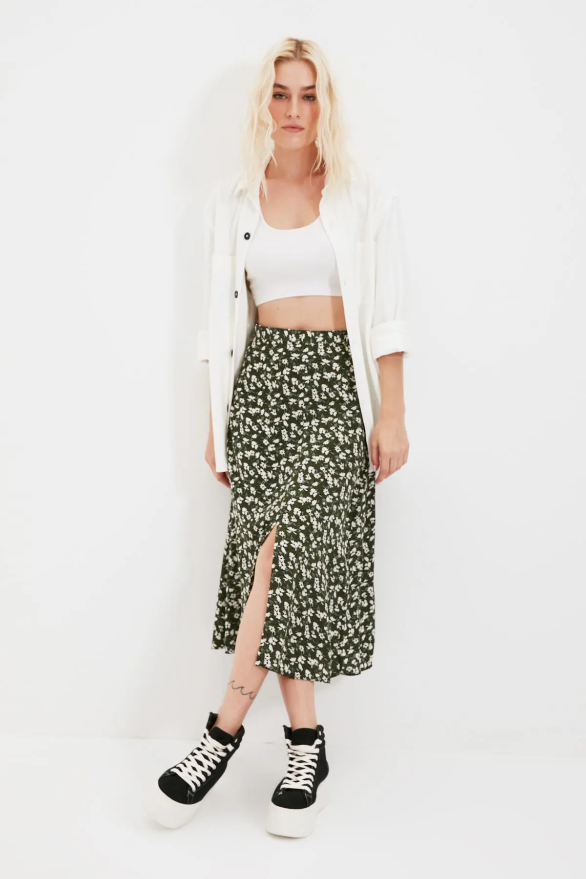 Trendyol Collection  Khakifarbener Midi-Webrock mit Schlitz und Blumenmuster aus Viskosestoff TWOSS20ET0230