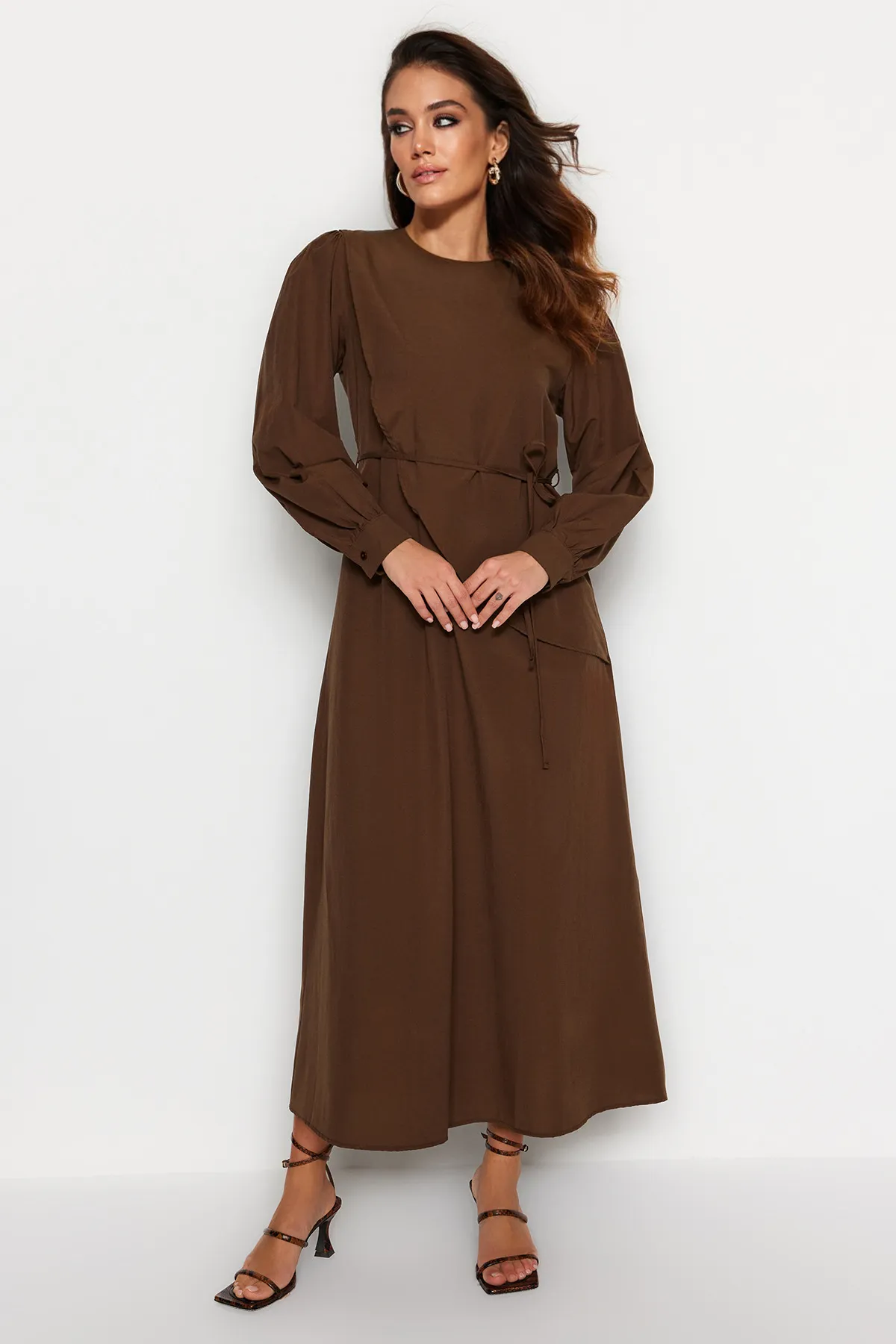 Trendyol Modest  Braunes Kleid aus gewebter Baumwolle mit Schlitz und Gürtel vorne TCTSS23EB00360