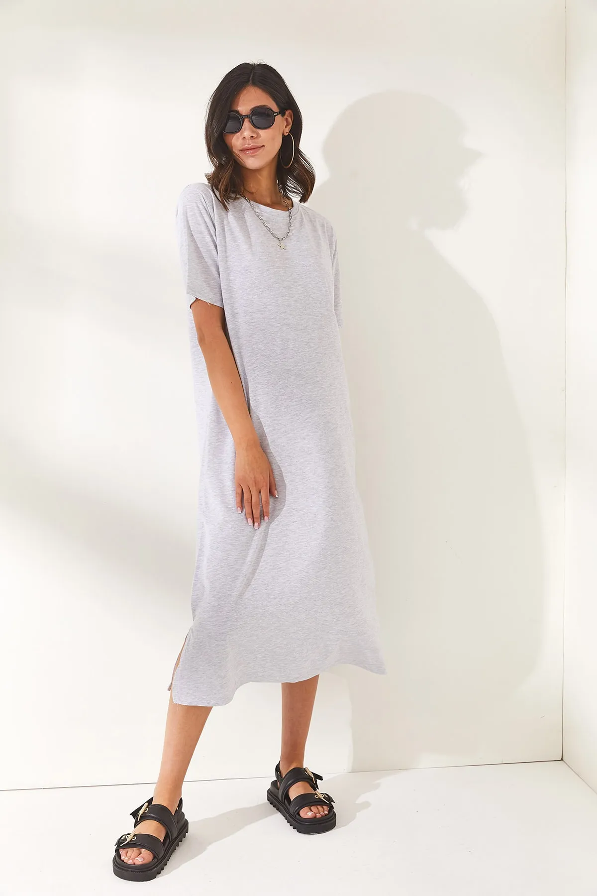 Olalook  Graues Oversize-Baumwollkleid mit seitlichem Schlitz für Damen ELB-19001880