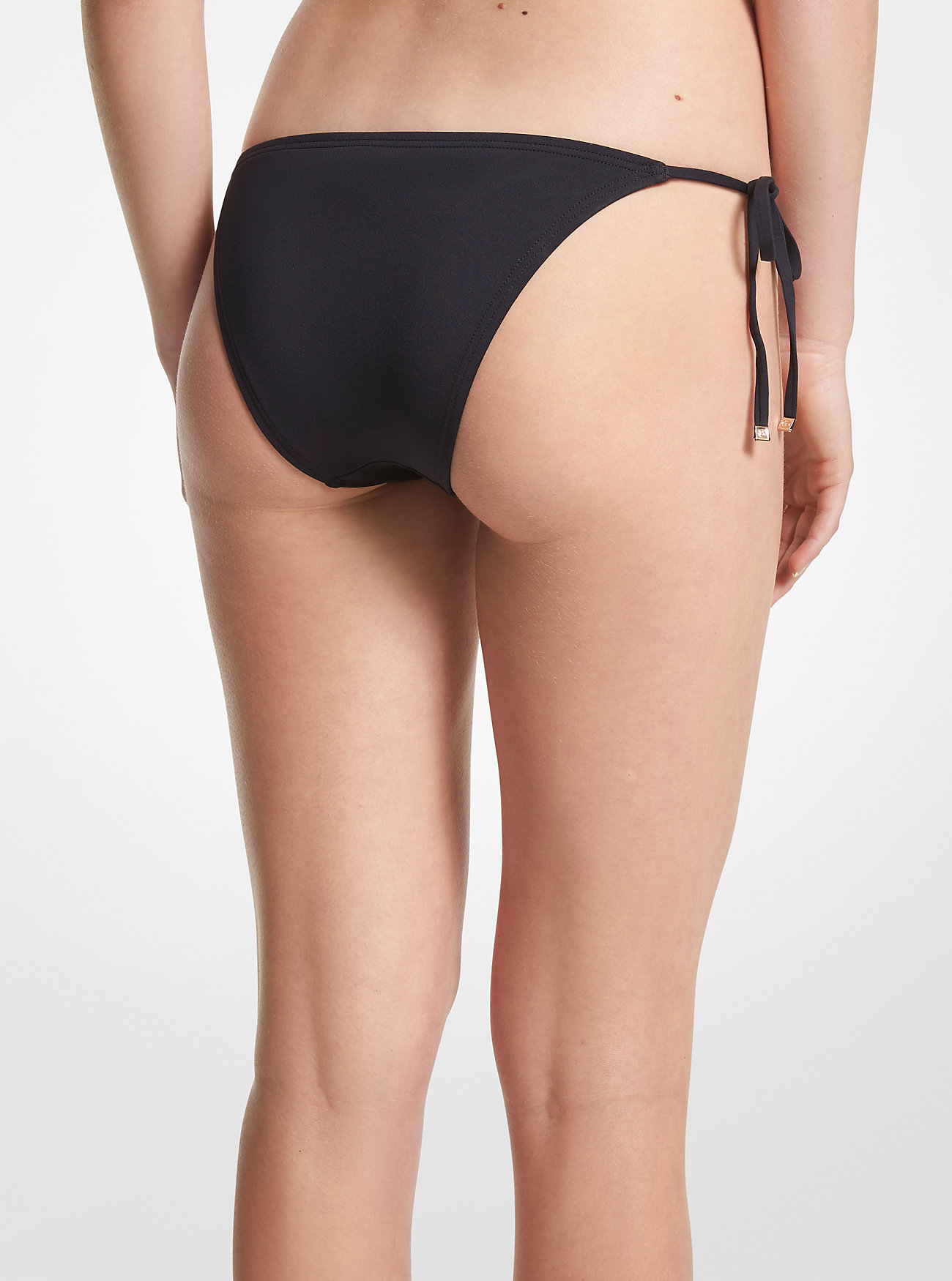 LS Ruffle Minikjole, Monte Carlo-solbriller, Romee-veske, kordfløyelsmykke, flekkete kordfløyelsmykke, Irene Flat Thong-sandal, Stringbikinitruse - SVART