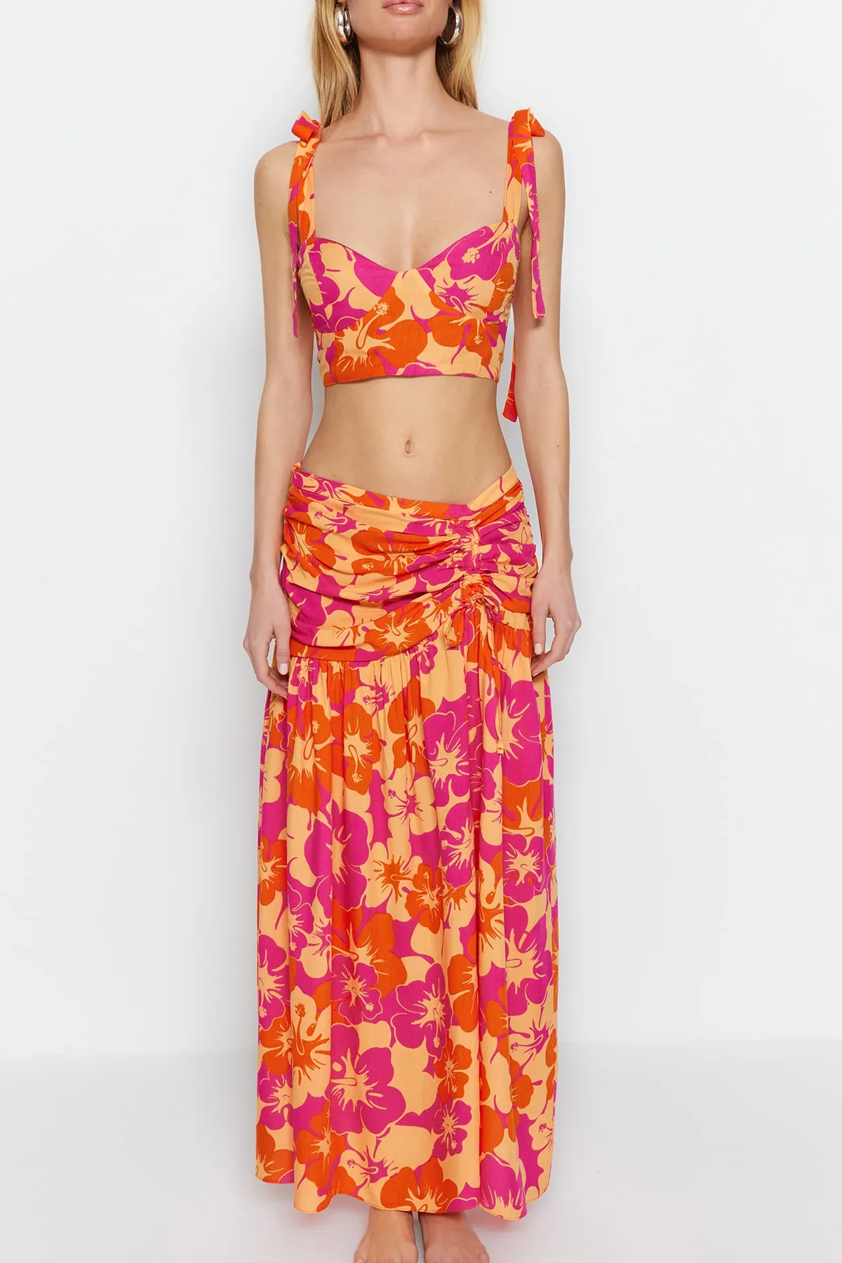 Trendyol Collection  Gewebtes Blusen-Rock-Set mit Blumenmuster und Bindeband TBESS23AU00182