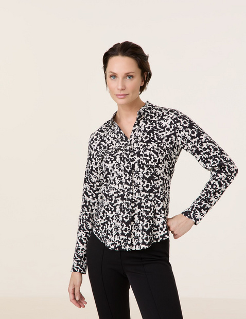 Taillierte Hemdbluse mit Allover-Print