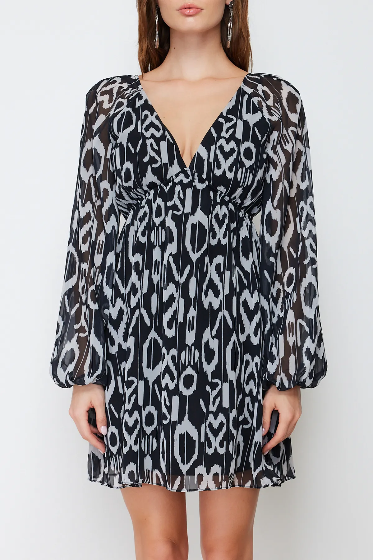 Trendyol Collection  Schwarzes, mit Chiffon gefüttertes, gewebtes Minikleid mit Taillenöffnung TWOSS23EL00519