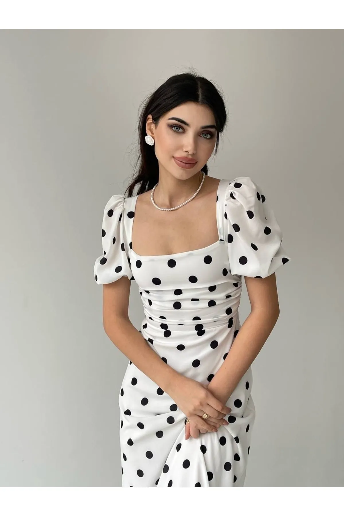 SONREİR  Langes, gepunktetes Kleid mit Ballonärmeln und quadratischem Ausschnitt
