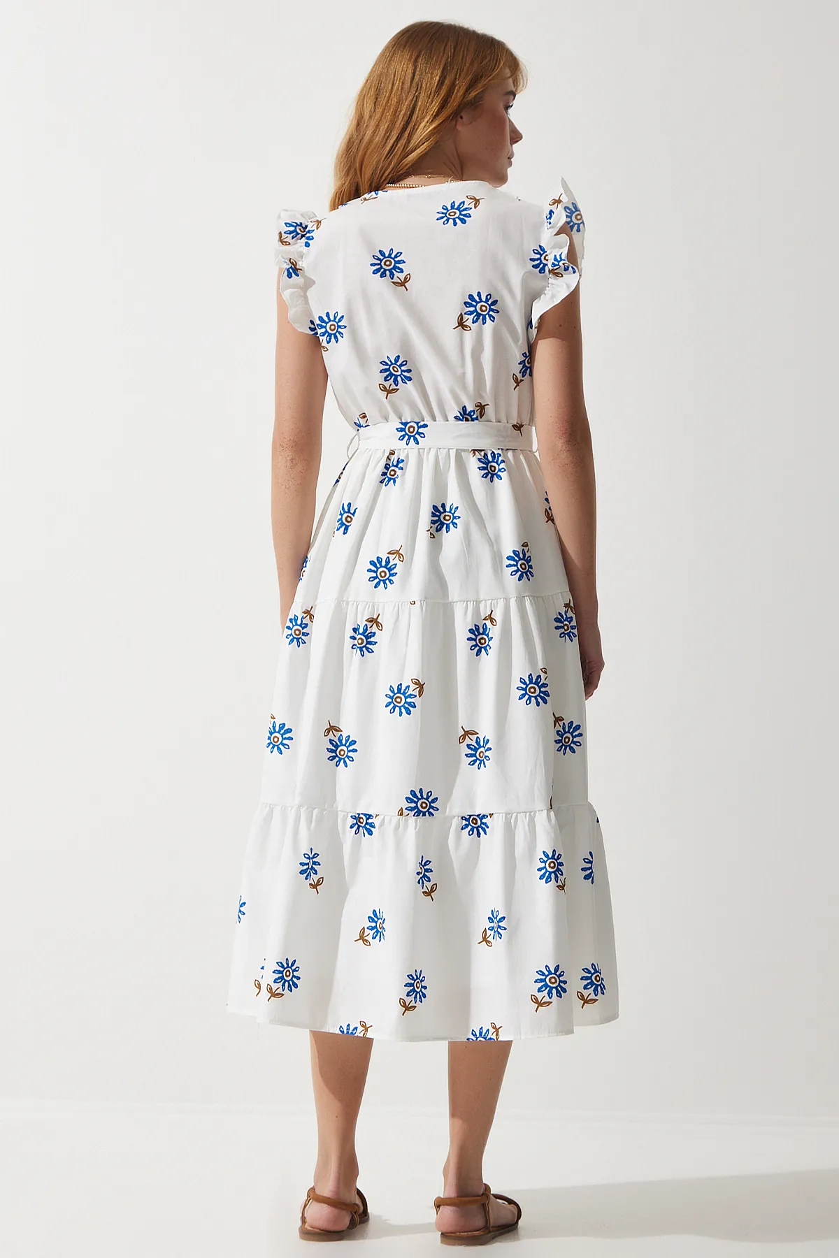 Happiness İstanbul  Weißes Sommerkleid für Damen mit Blumenmuster, Gürtel und Rüschendetail DK00165