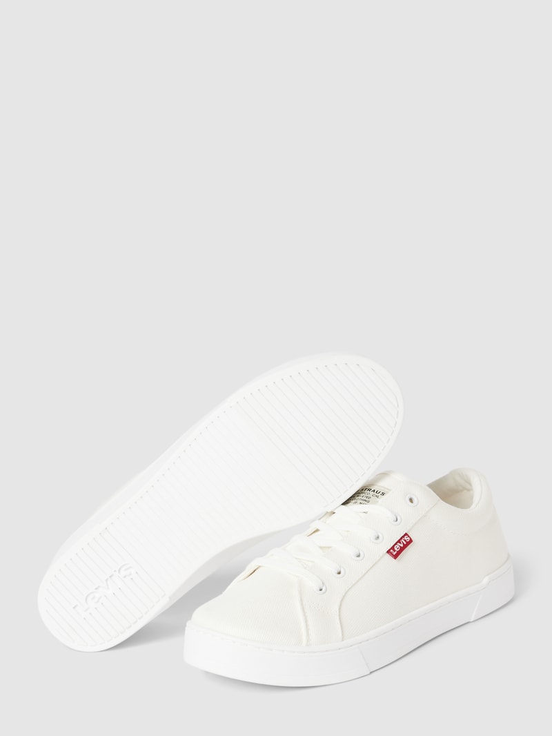 Sneaker mit kontrastivem Label-Detail in weiß