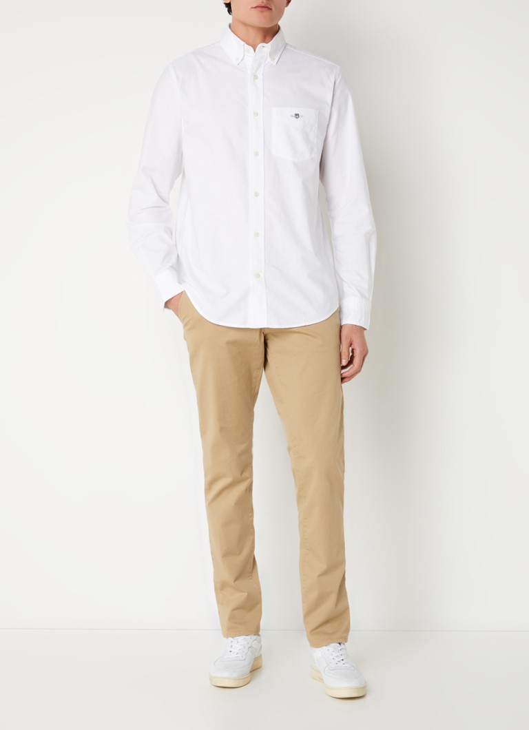 Pantaloni chino Gant slim fit, confecționați din amestec de bumbac organic, cu buzunare laterale.