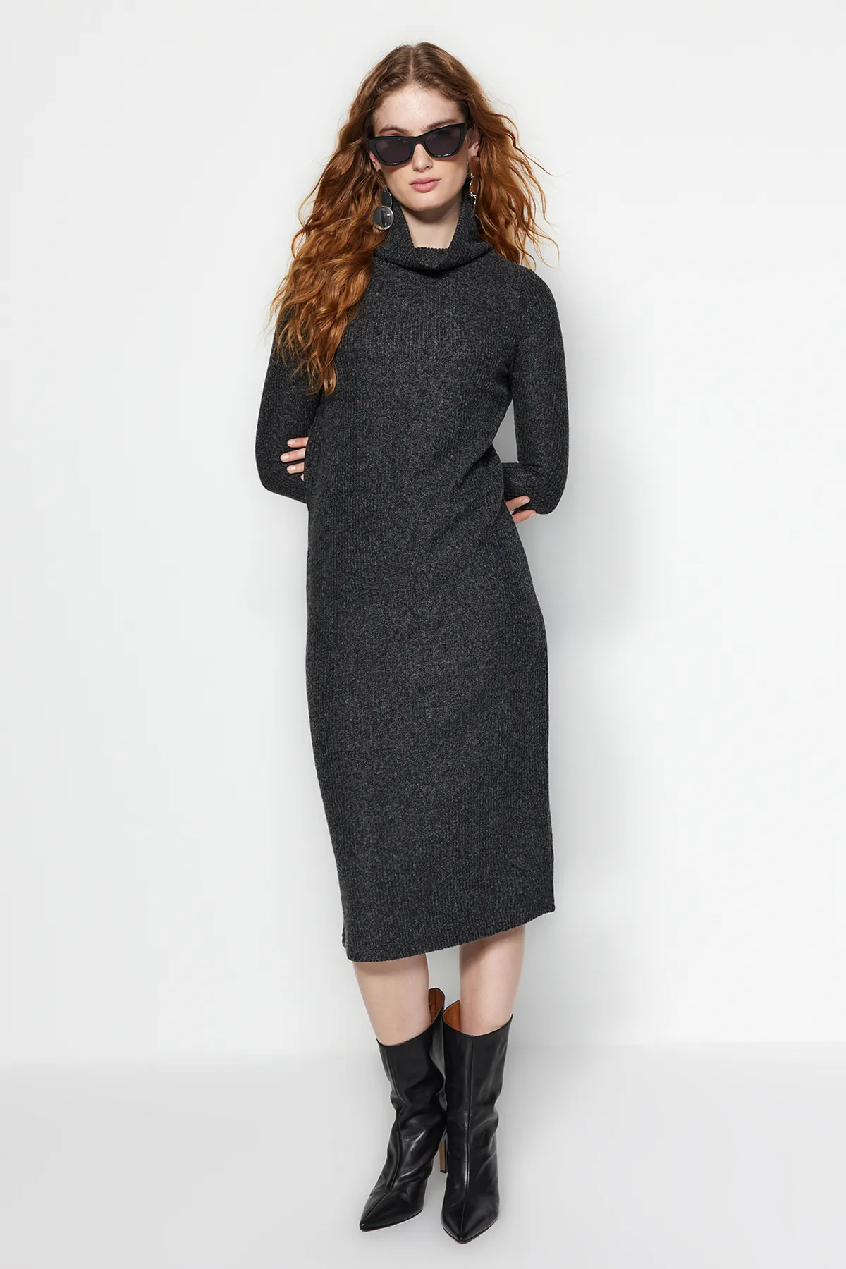 Trendyol Collection  Anthrazitfarbenes, geripptes, flexibles, gerades Maxi-Strickkleid mit Rollkragen TWOAW24EL00621