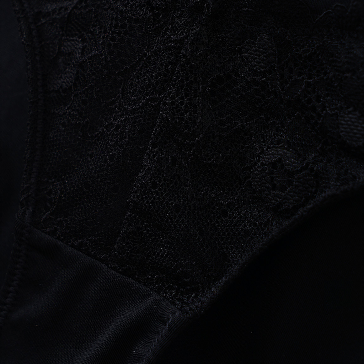 2 Damen Slips mit Spitzeneinsatz