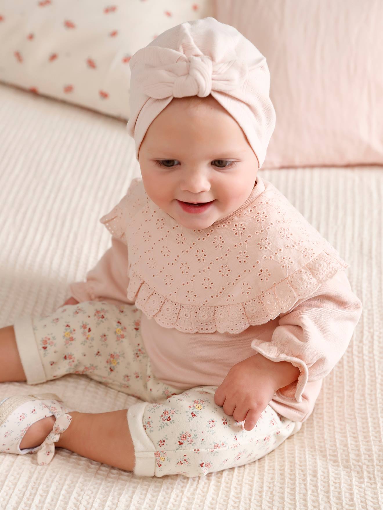 Sweat bébé encolure en broderie anglaise rose poudré