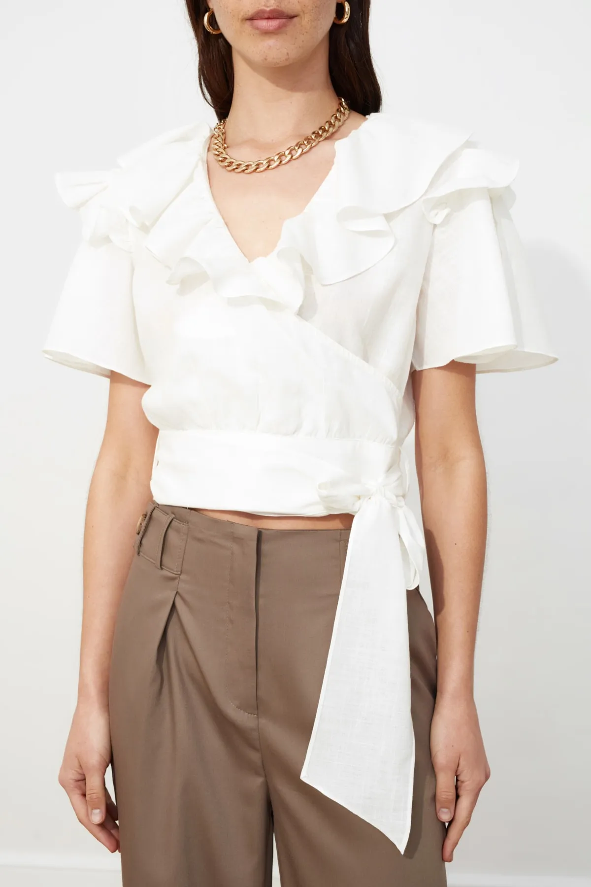 Trendyol Collection  Ecrufarbene, gewebte Bluse mit Rüschen und Bindedetail TWOSS20BZ0351