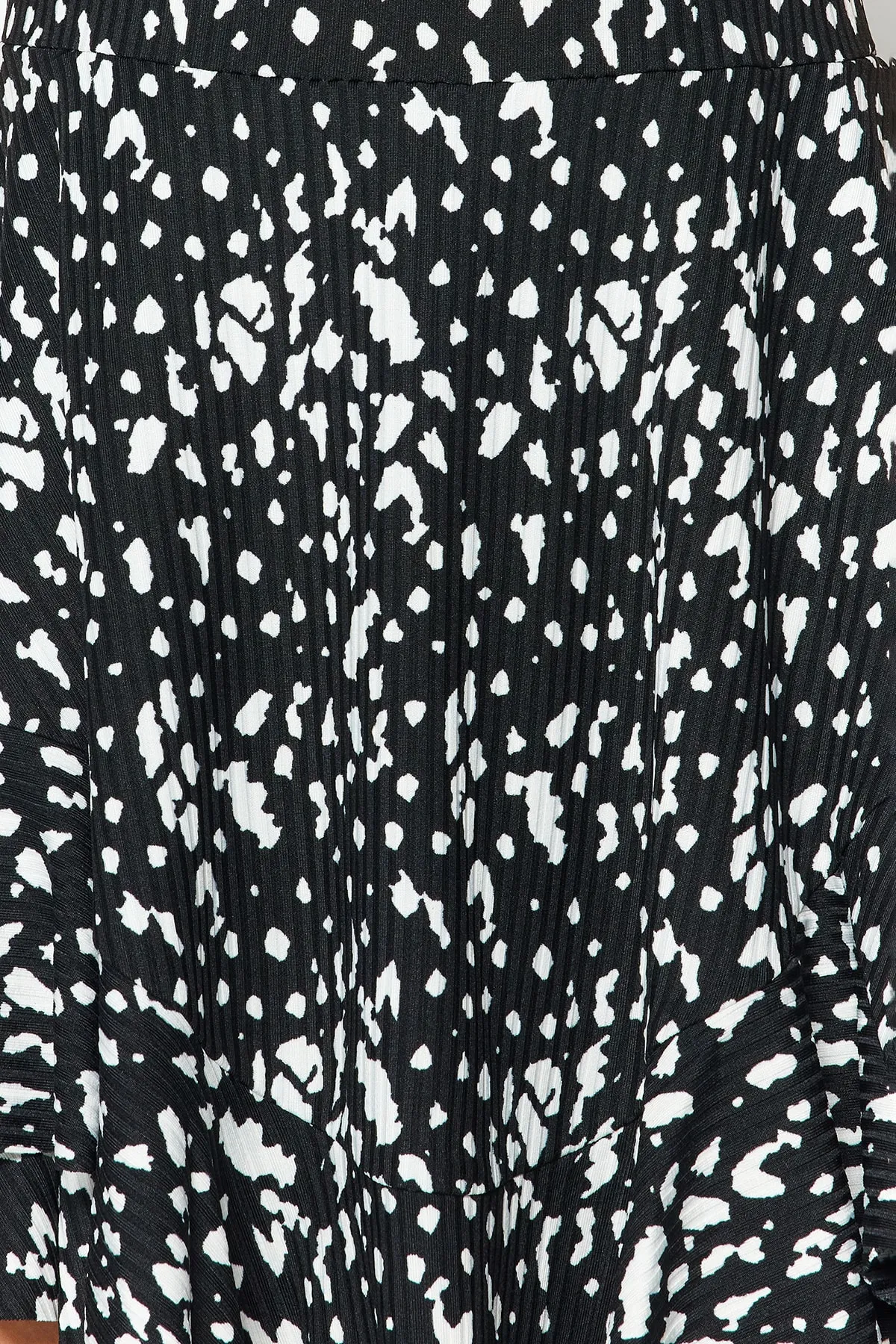 Trendyol Collection  Schwarzer Mini-Strick-Jumpsuit mit Riemchenvolant und Shorts TWOSS23TU00044