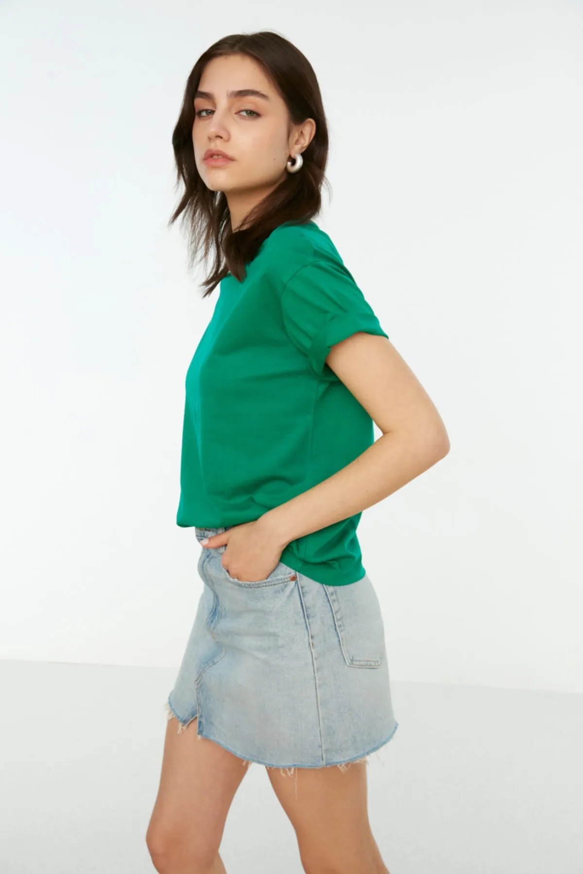 Trendyol Collection  Grünes Basic-Strick-T-Shirt aus 100 % Baumwolle mit Stehkragen TWOAW20TS0096