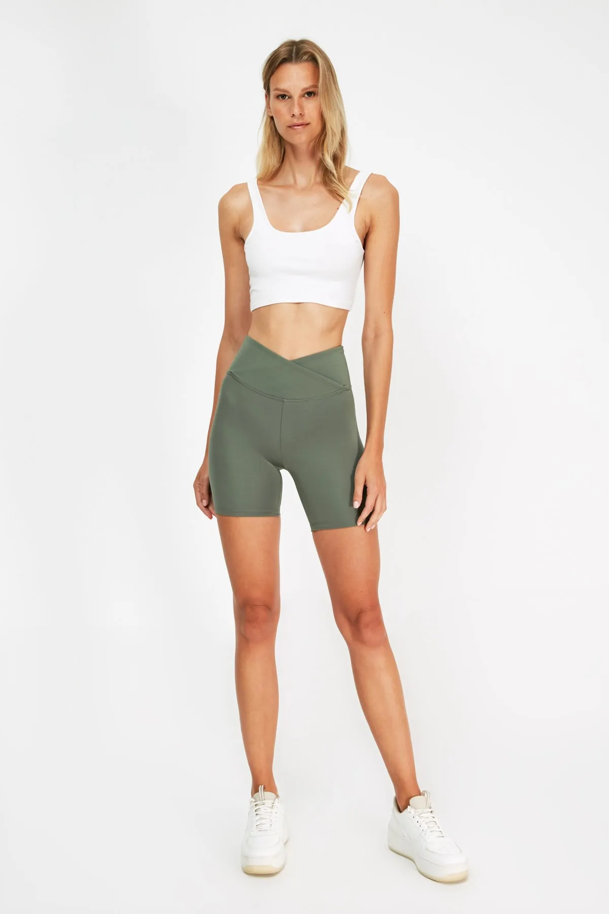 Trendyol Collection  Khakifarbene Recovery-Sportshorts mit zweireihiger Taille und detailliertem Strickmuster TWOSS21SR0714