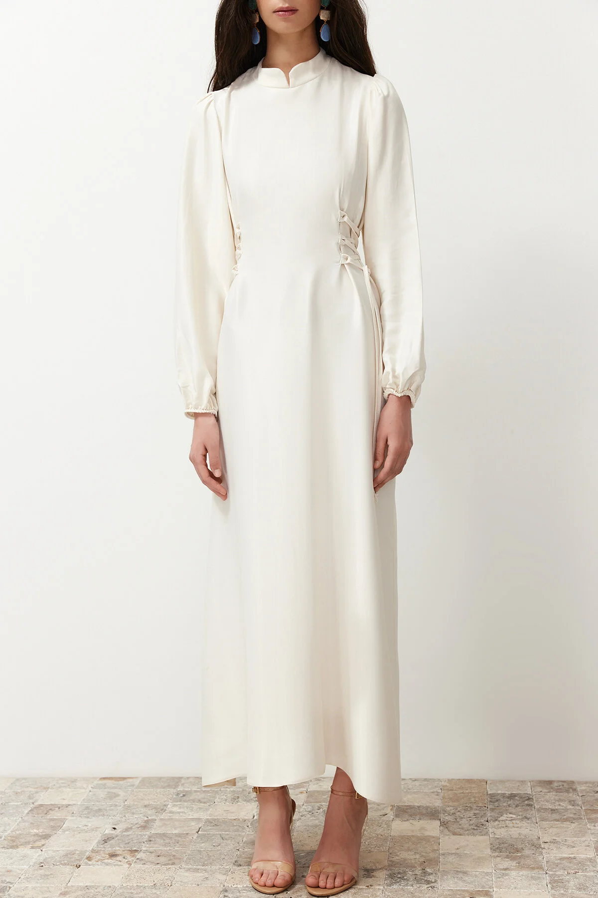 Trendyol Modest  Satin-Hochzeits-Abendkleid für besondere Anlässe - Weißes Britli-Kleid TCTSS23DB00037