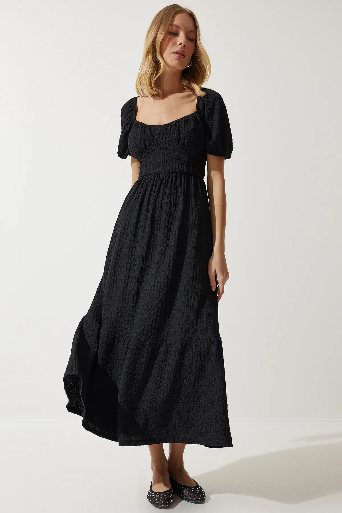 Happiness İstanbul  Schwarzes strukturiertes Sommer-Strickkleid mit Herzkragen für Damen UB00050