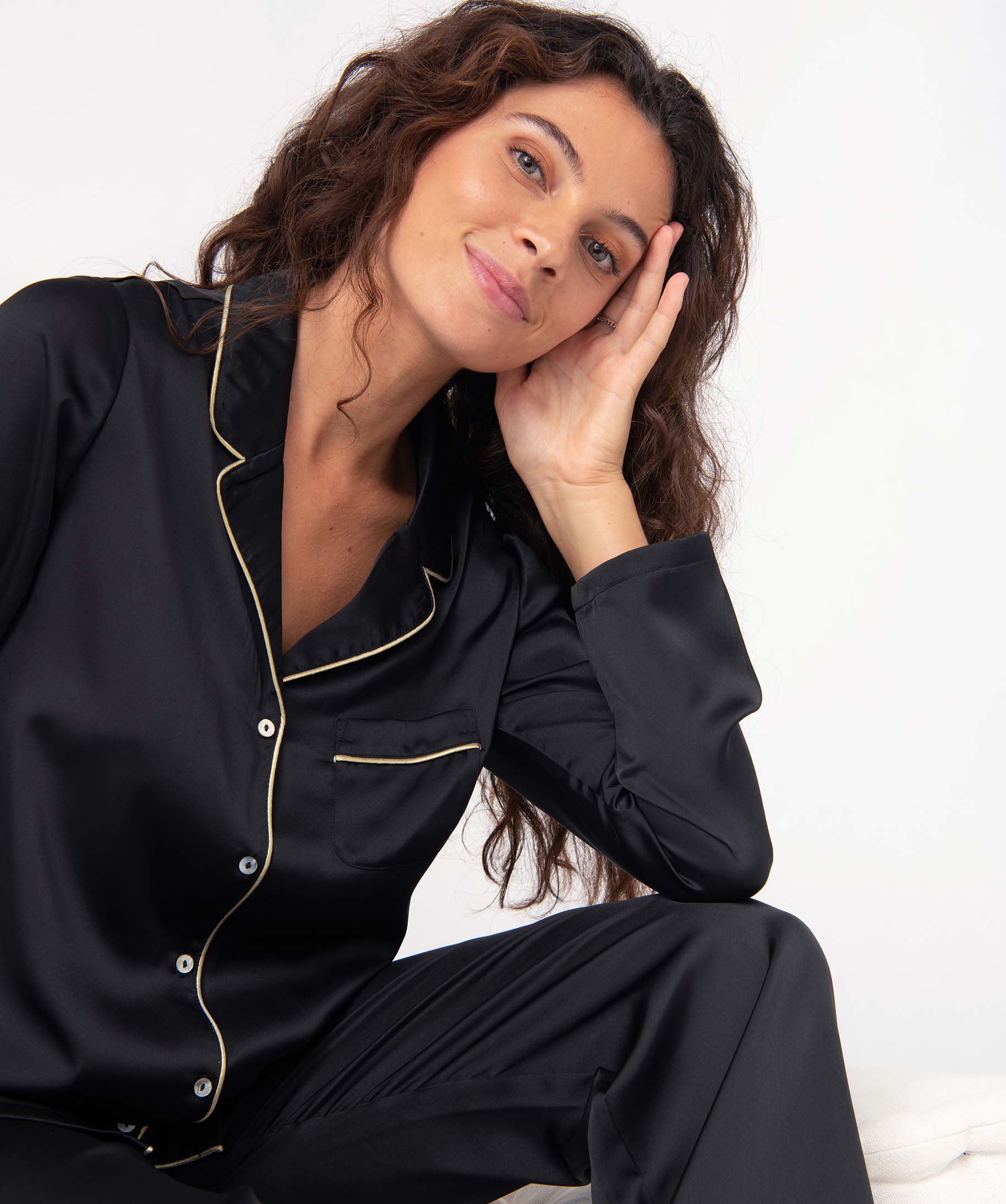 Pyjama femme en matière satinée avec liseré scintillant noir | GEMO