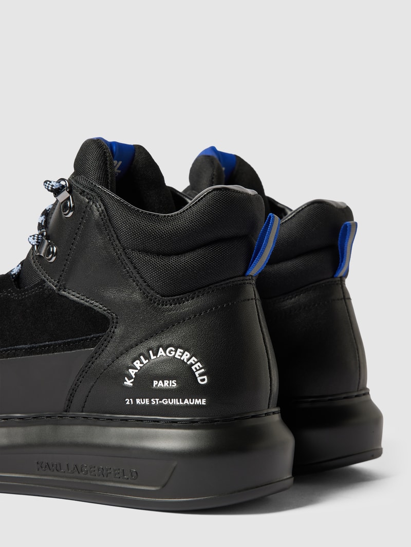 Sneaker mit Label-Prägung in schwarz