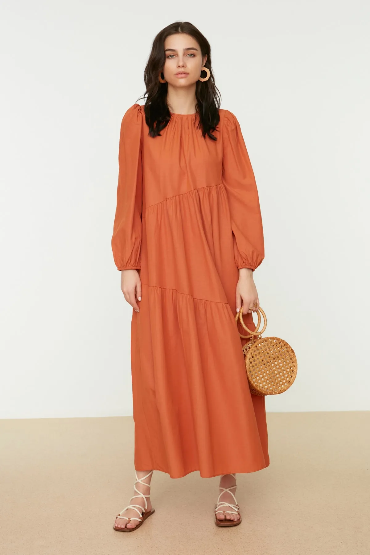 Trendyol Modest  Gewebtes Kleid aus Baumwolle mit weiter Passform und Raffung in Zimtfarbe TCTSS21EL3470