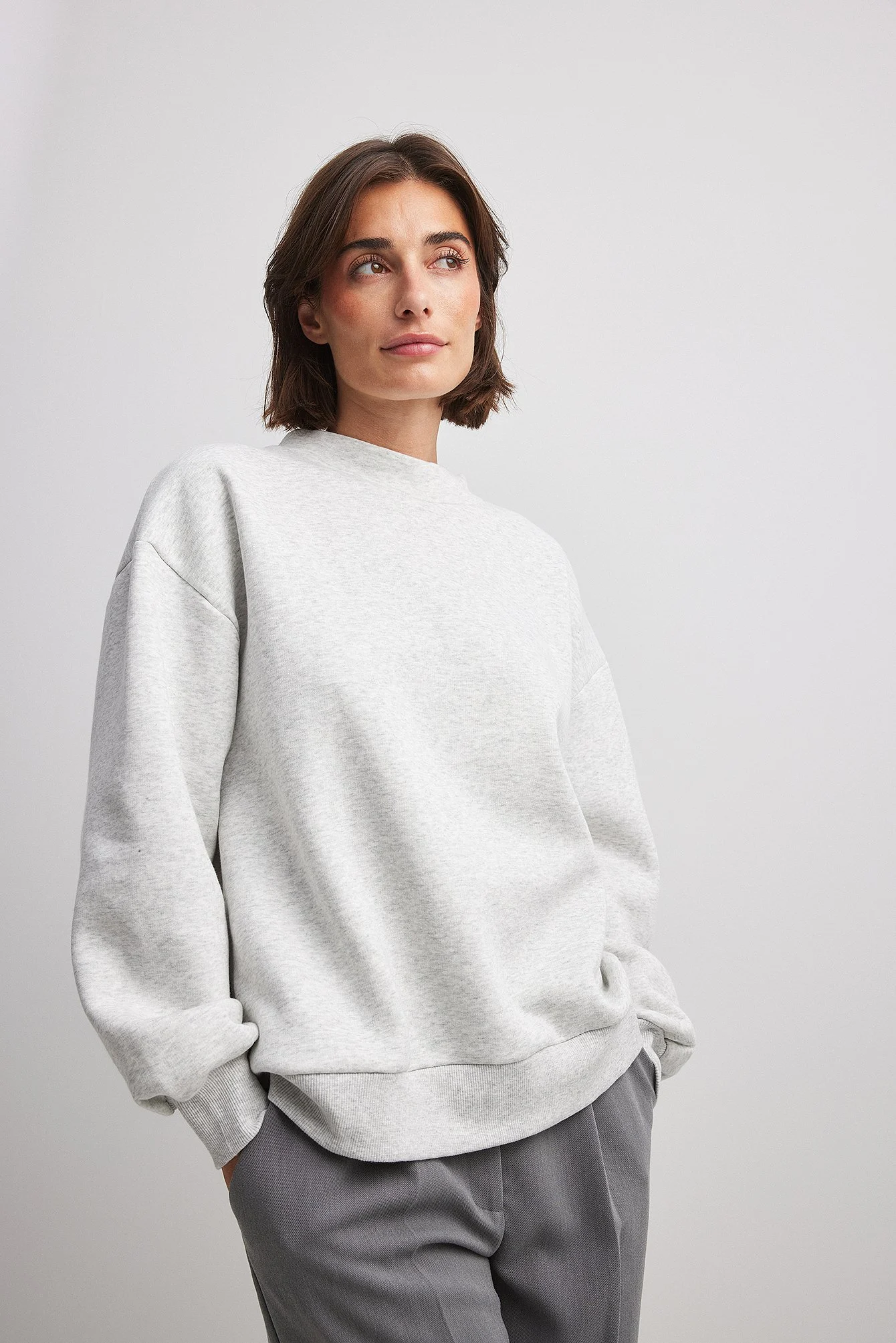 Hochgeschnittener Pullover mit Detail