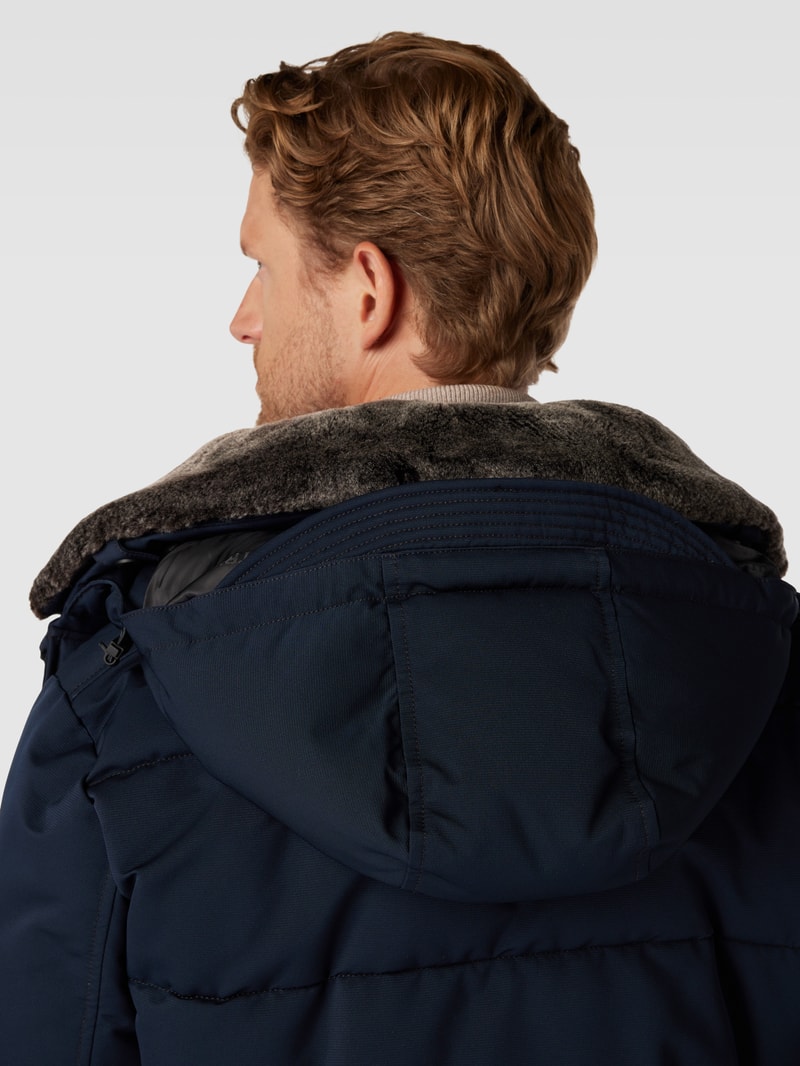 Steppmantel mit Kapuze in marineblau